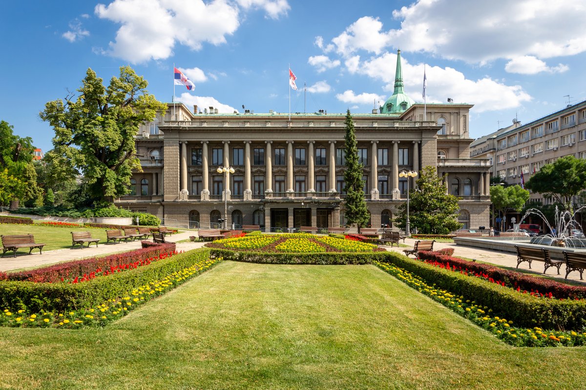 Spomenik Ivu Andriću i zgrada Novog dvora na Andrićevom vencu