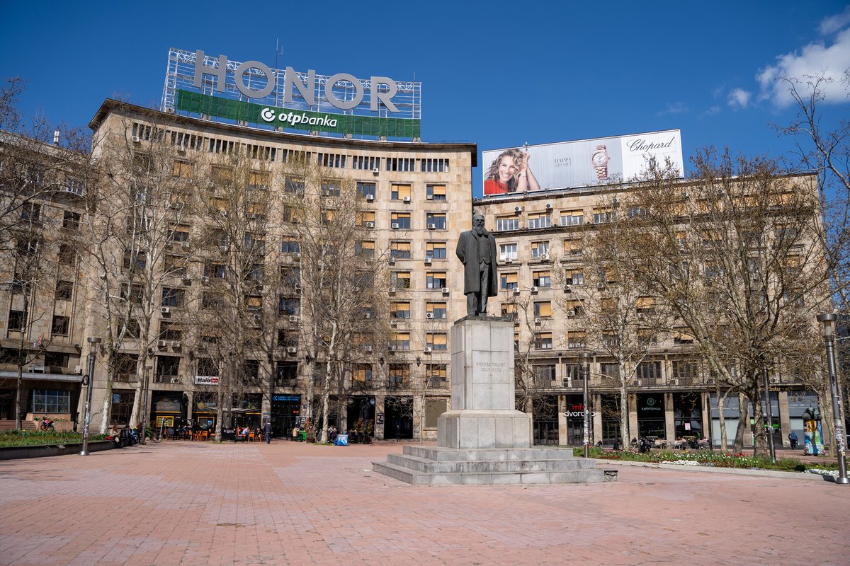Voda u fontani pod suncem ispred Doma sindikata na Trgu Nikole Pašića