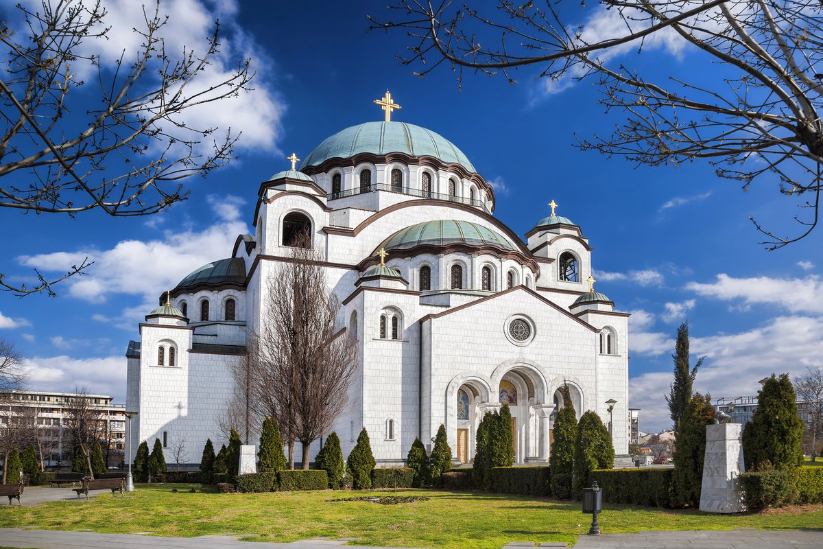 Uređeni plato ispred Hrama Svetog Save na Vračaru